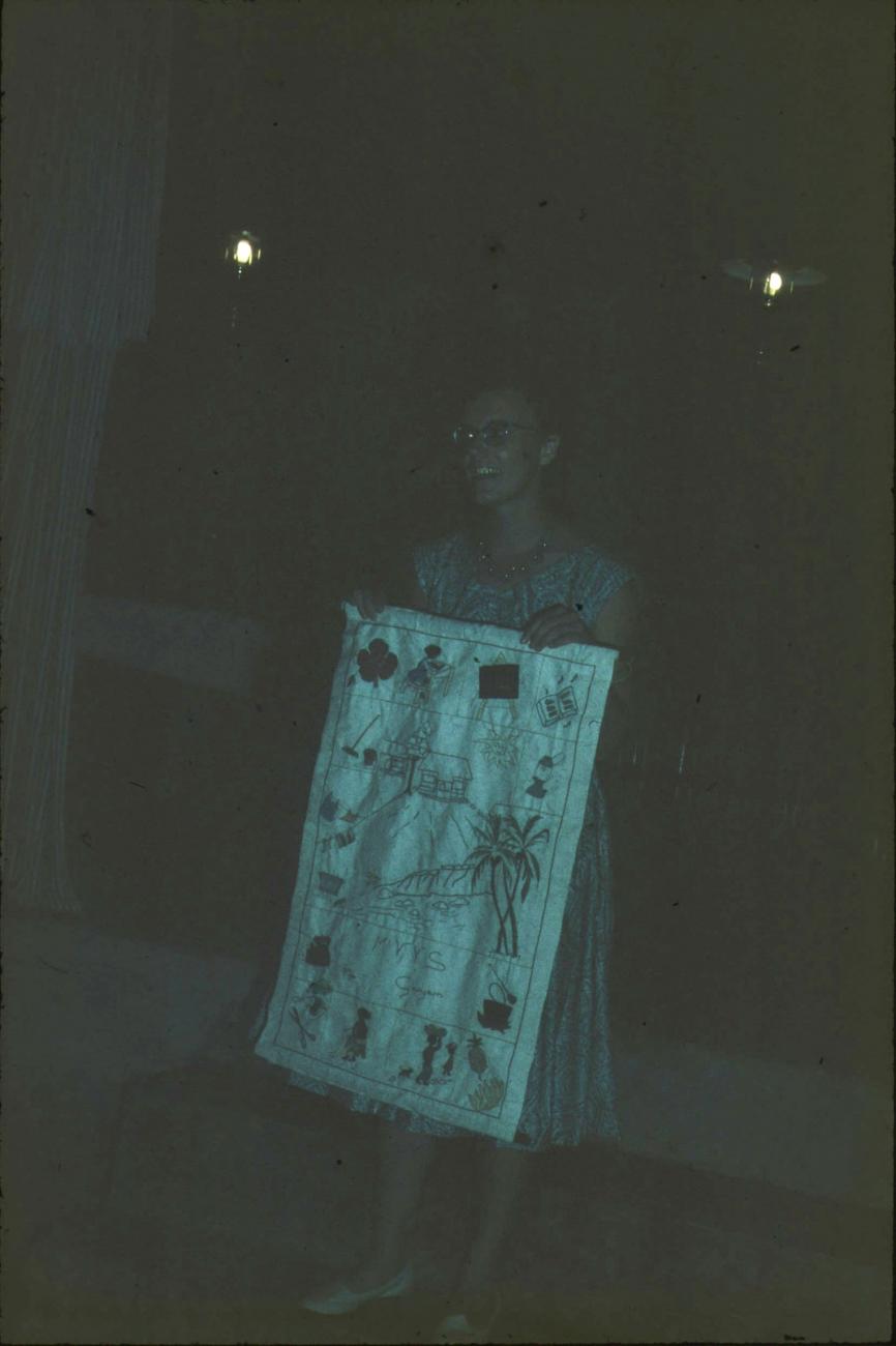 BD/171/1387 -
Westerse vrouw met cadeau, beschilderd stuk stof.