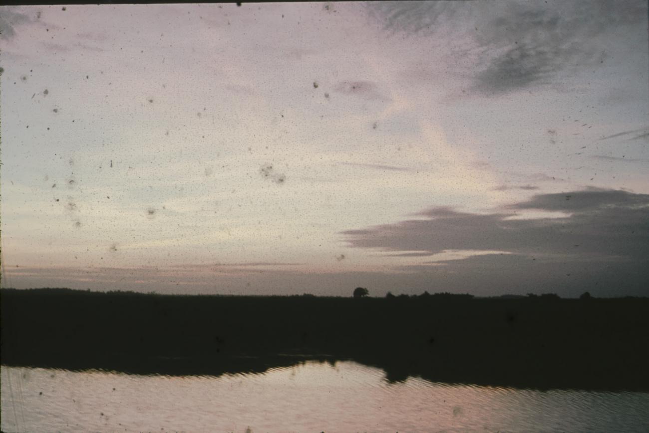 BD/171/1392 -
Oever rivier bij avond.