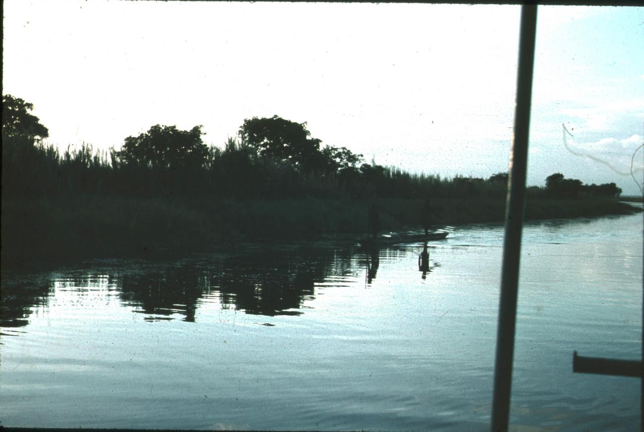 BD/171/1394 -
Foto vanaf schip van prauw op rivier.