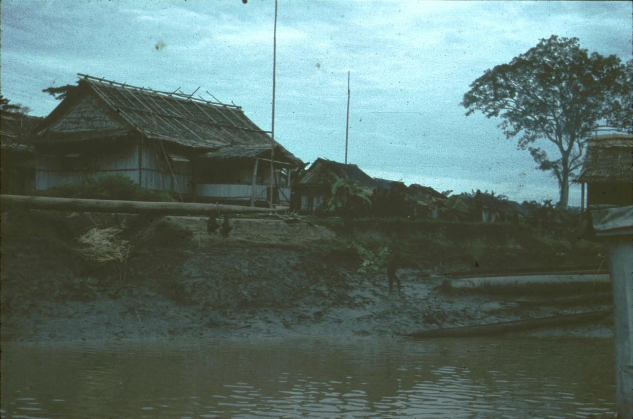 BD/171/1399 -
Oever rivier met woningen.