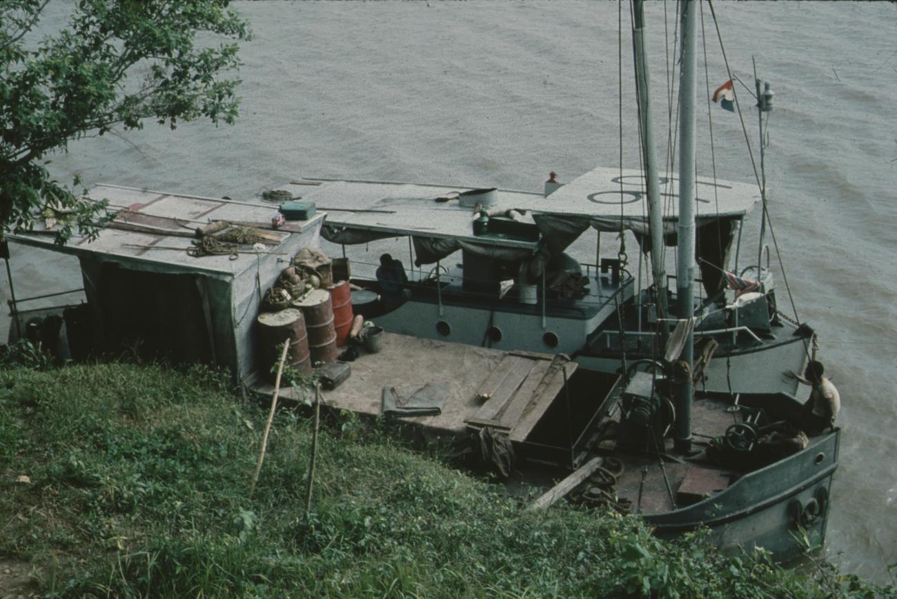 BD/171/1404 -
Boten gemeerd aan oever rivier.
