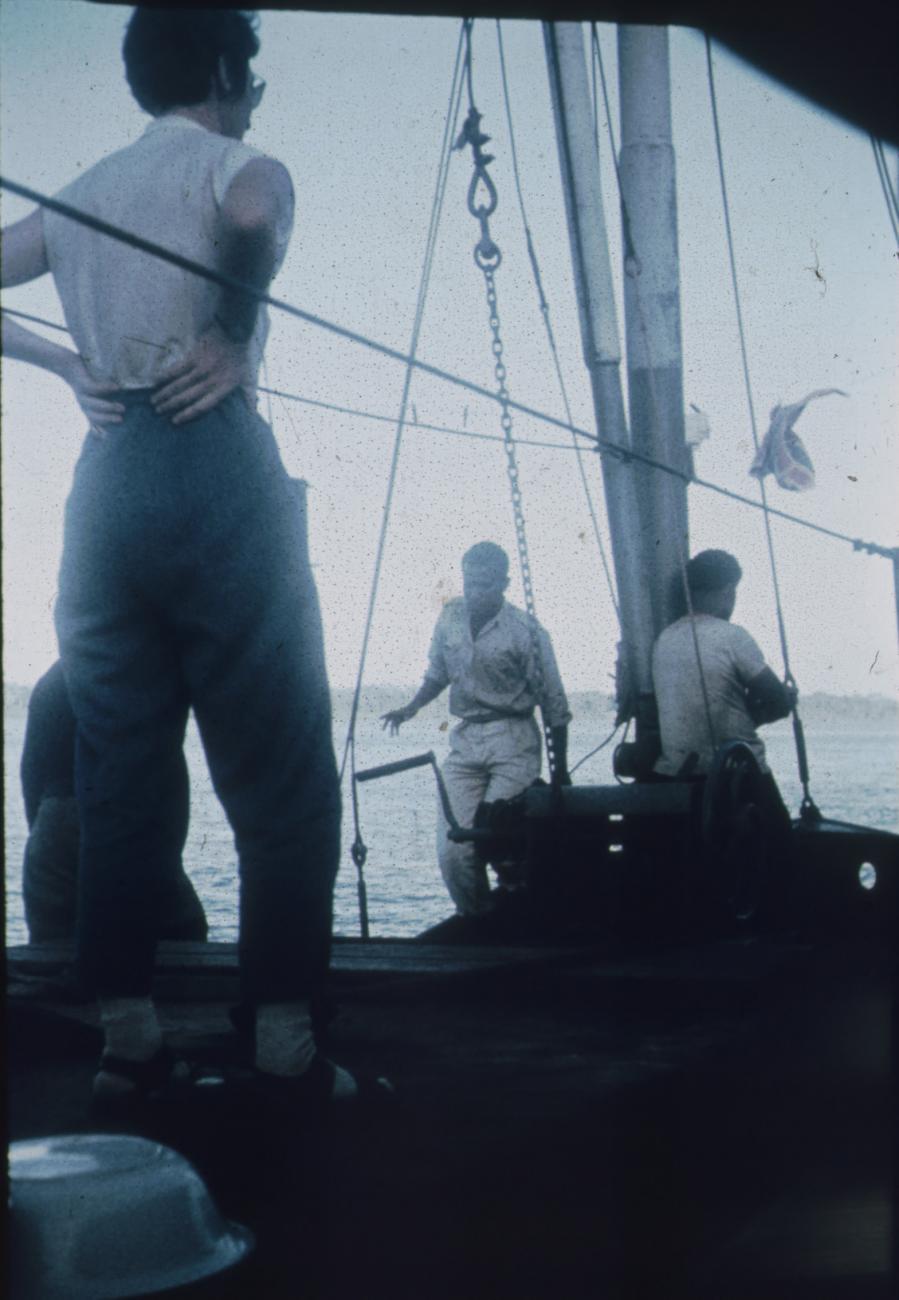 BD/171/1419 -
Op schip, o.m. westerse vrouw.
