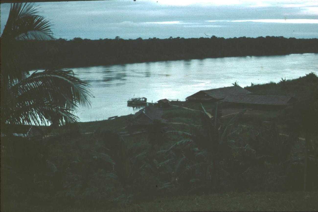 BD/171/1426 -
Rivier met bootje aan steiger.