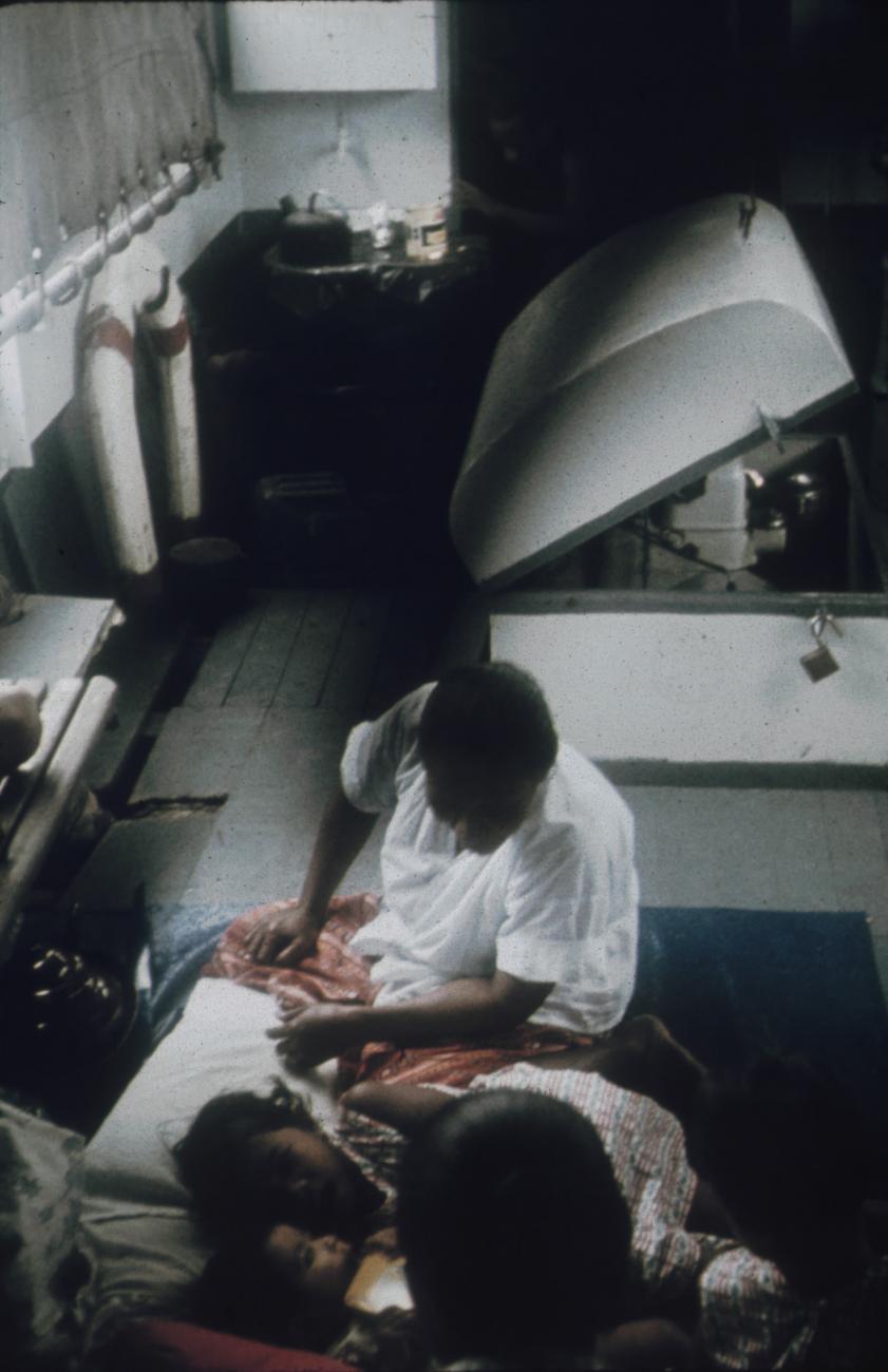 BD/171/1434 -
Passagiers schip, kinderen in provisorisch bed.