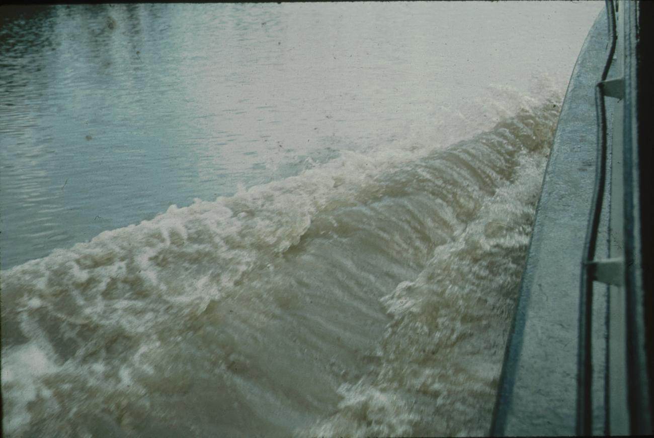 BD/171/1442 -
Boeggolf schip op rivier.