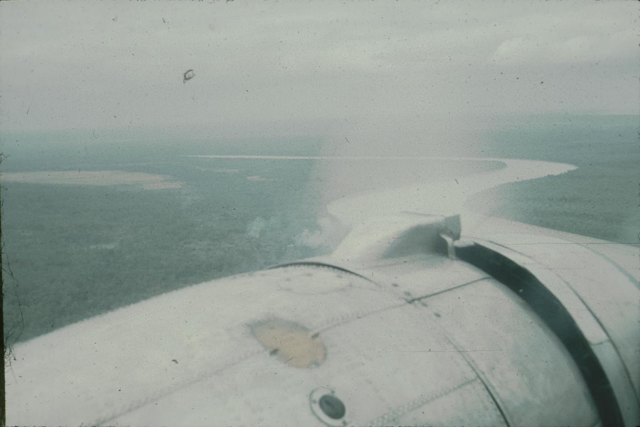 BD/171/1444 -
Foto vanuit vliegtuig van o.m. meanderende rivier.