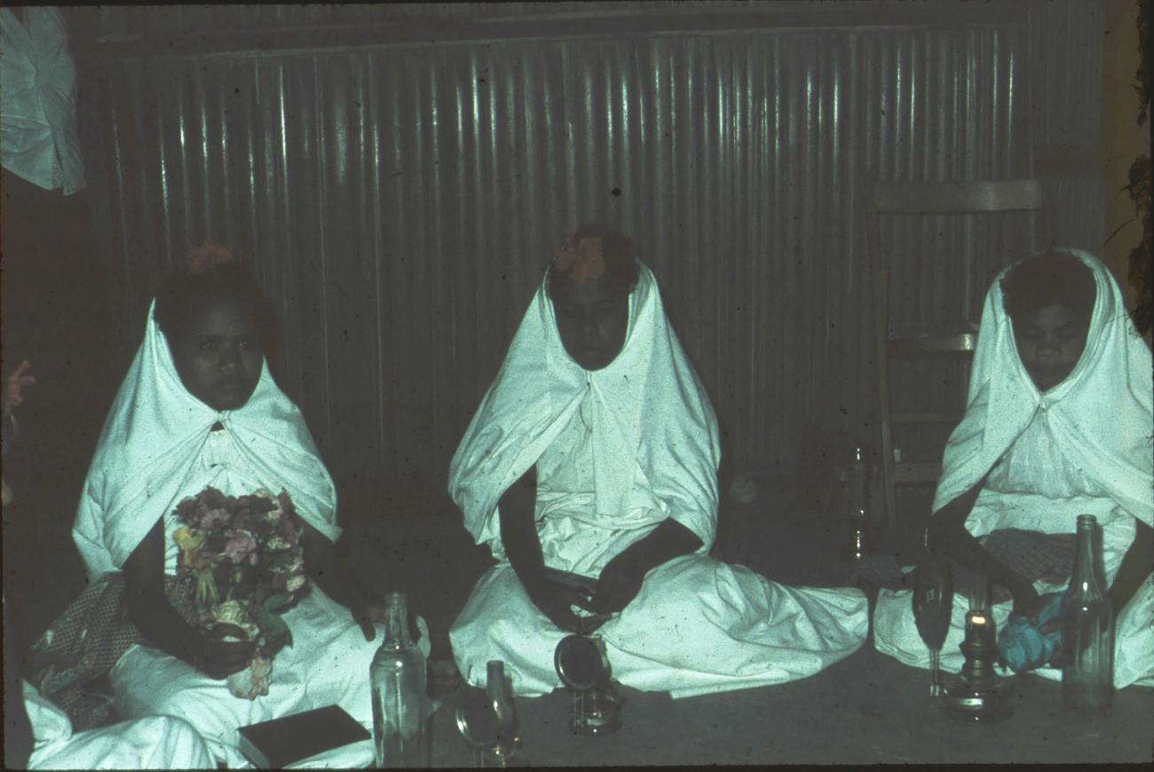 BD/171/1465 -
Drie zittende vrouwen, festiviteit.