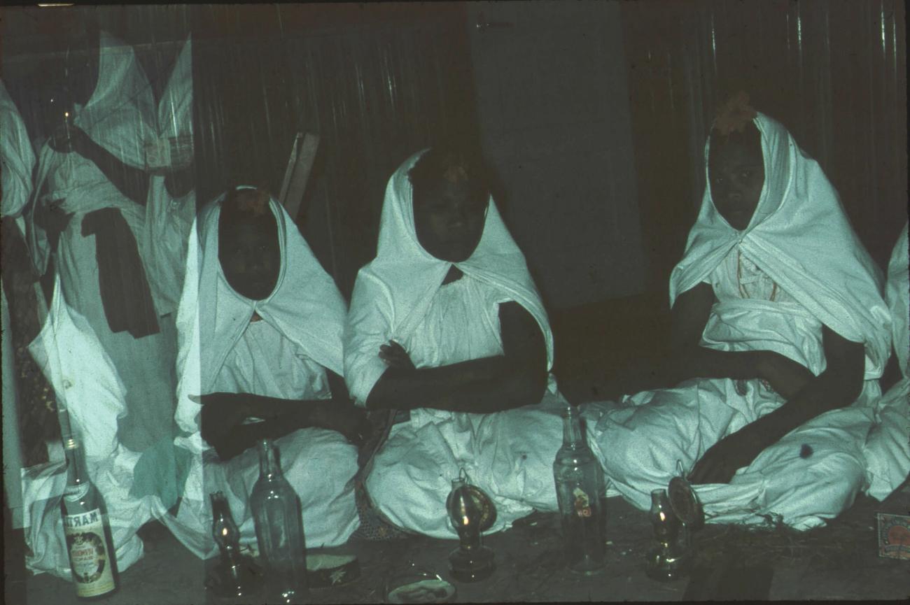 BD/171/1466 -
Drie zittende vrouwen, festiviteit.