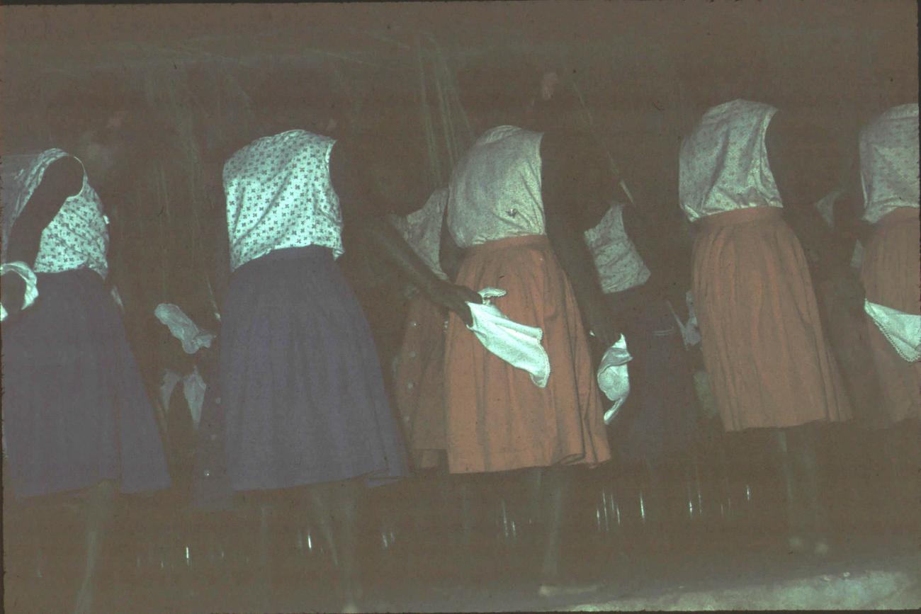 BD/171/1474 -
Dansende meisjes, festiviteit.