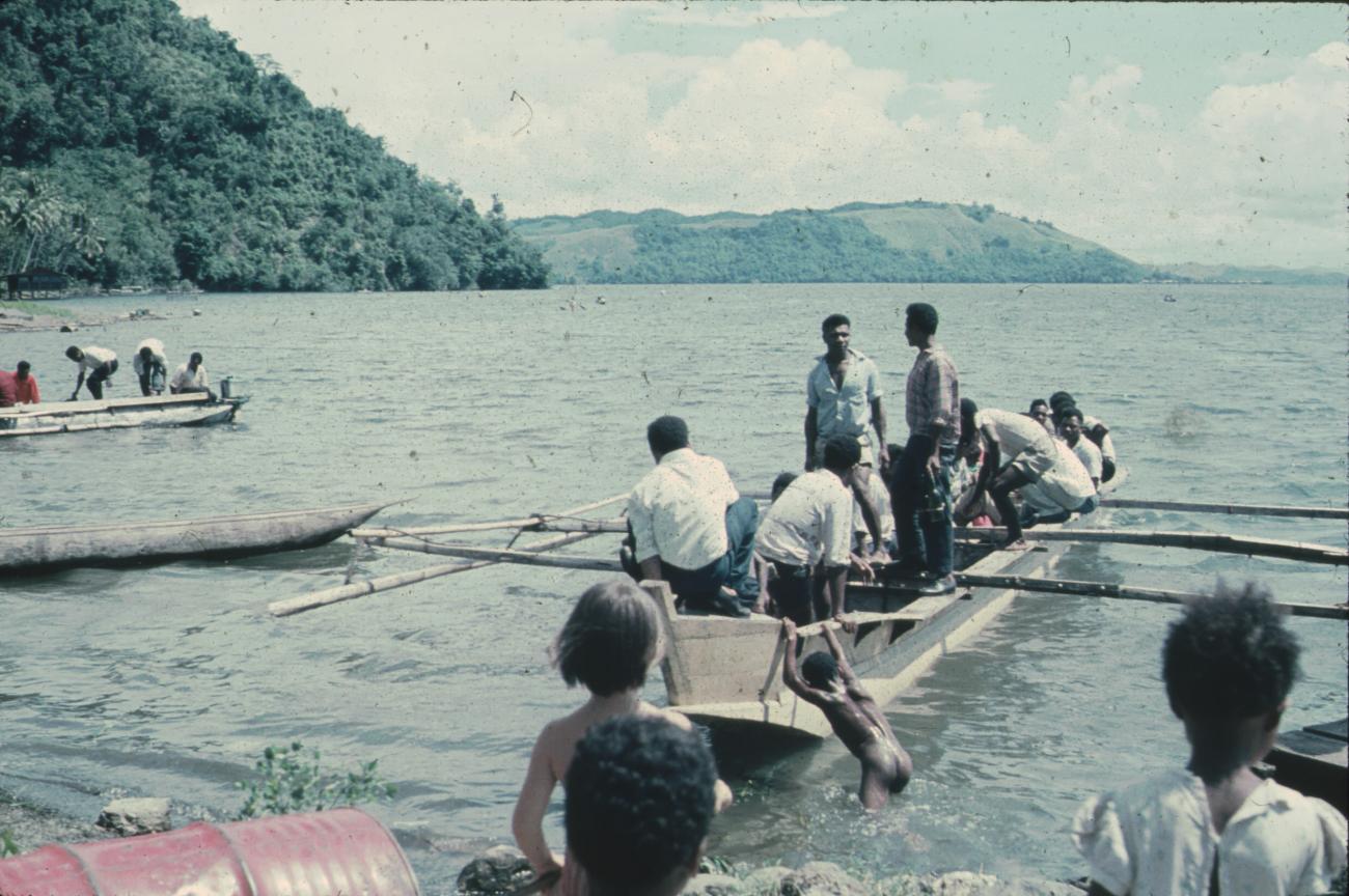 BD/171/1494 -
Prauwen in baai.