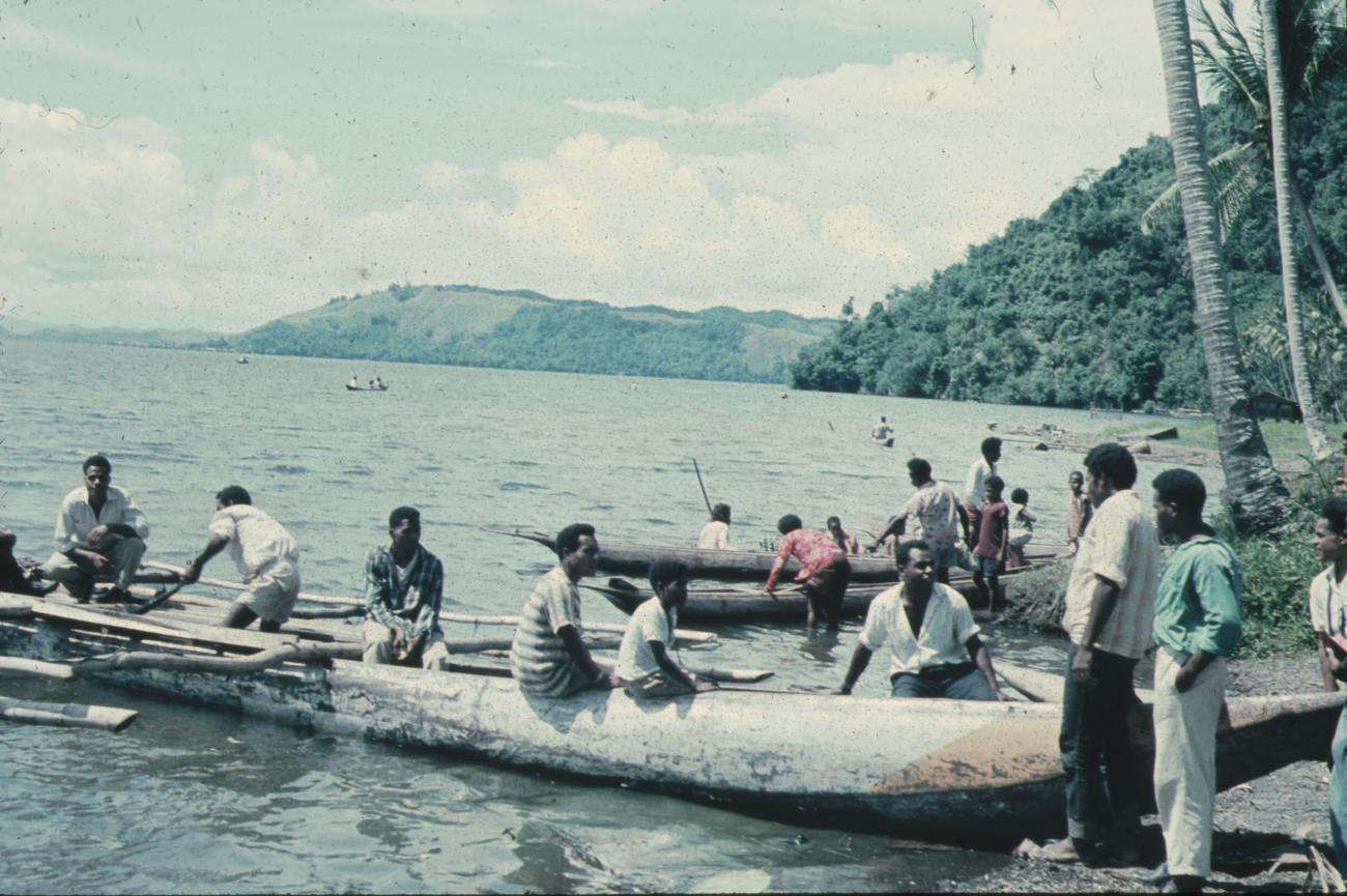BD/171/1495 -
Prauwen in baai.