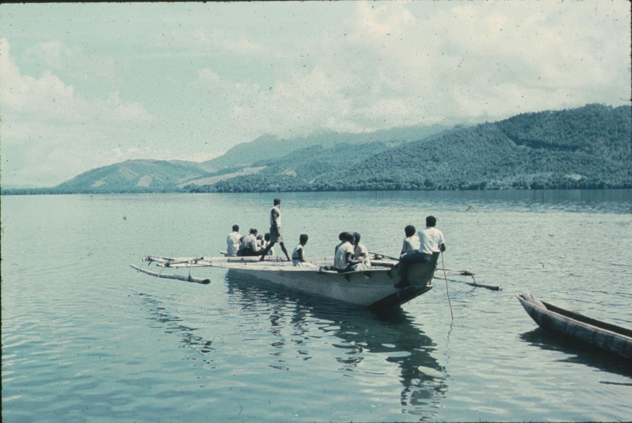 BD/171/1496 -
Prauwen in baai.