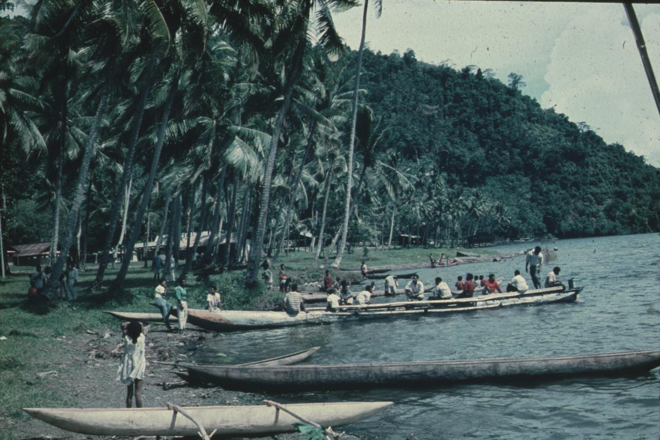 BD/171/1497 -
Prauwen in baai.