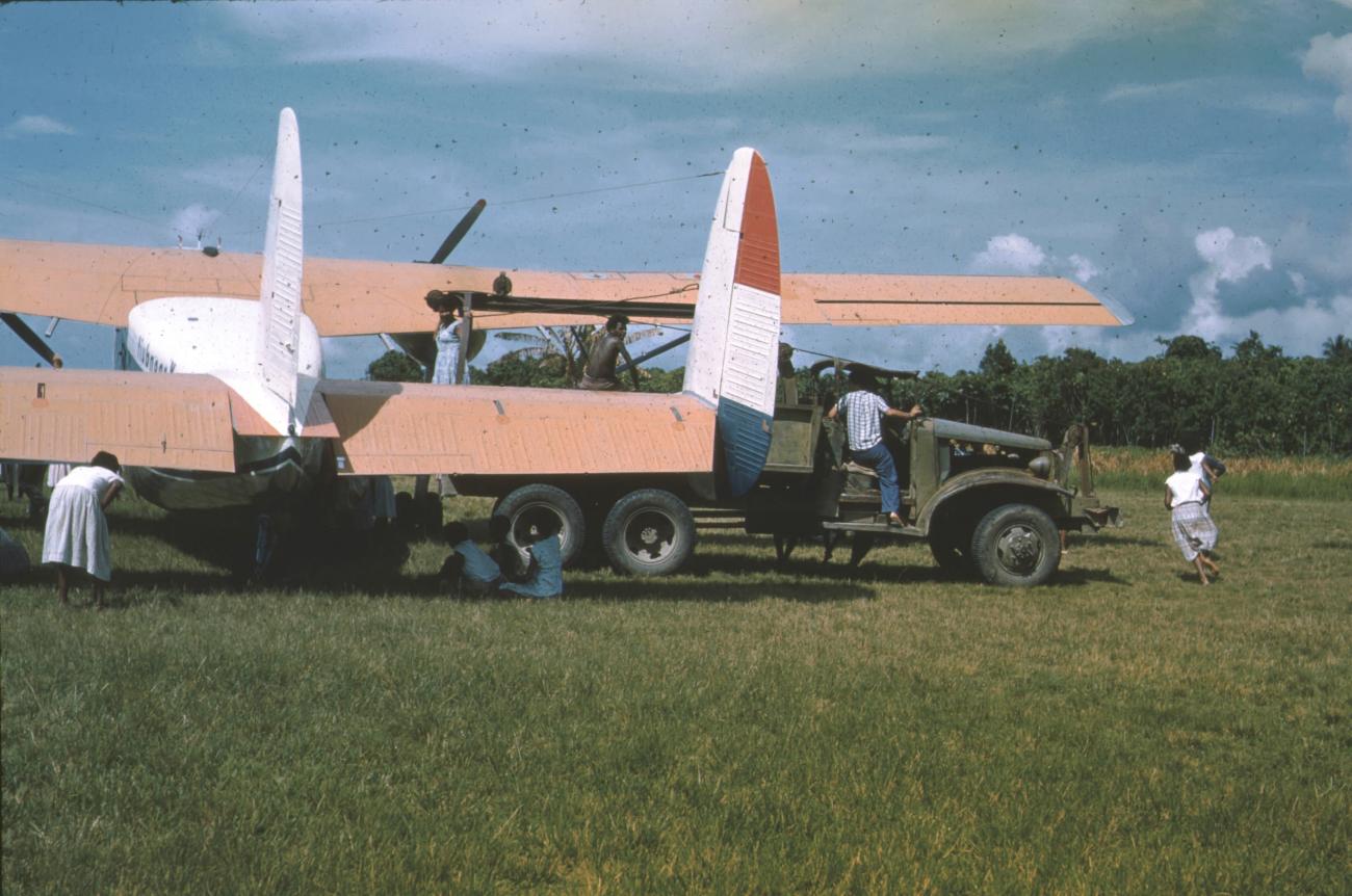 BD/171/1523 -
Vliegtuig NNGLM op landingsplaats.