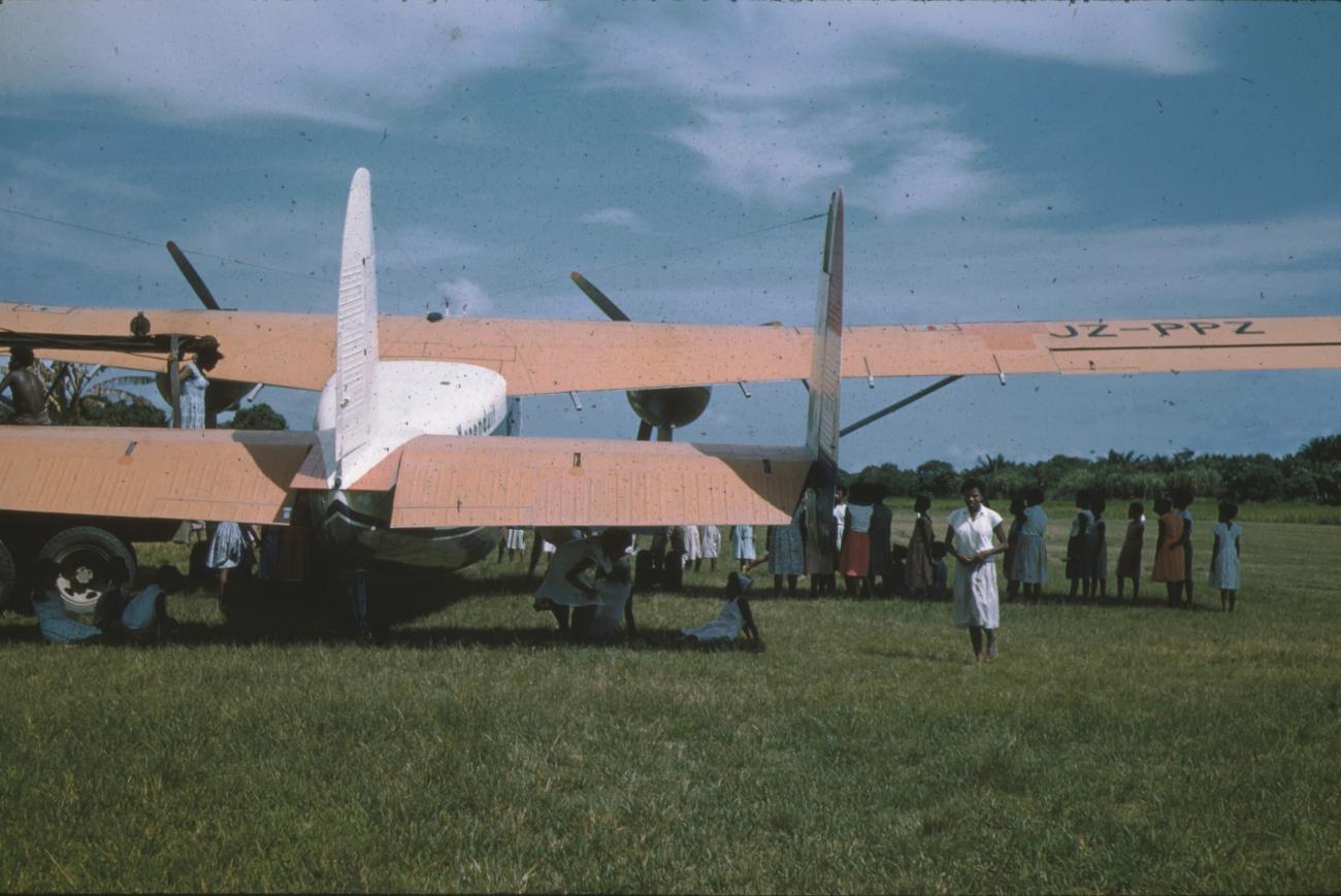 BD/171/1525 -
Vliegtuig NNGLM op landingsplaats.