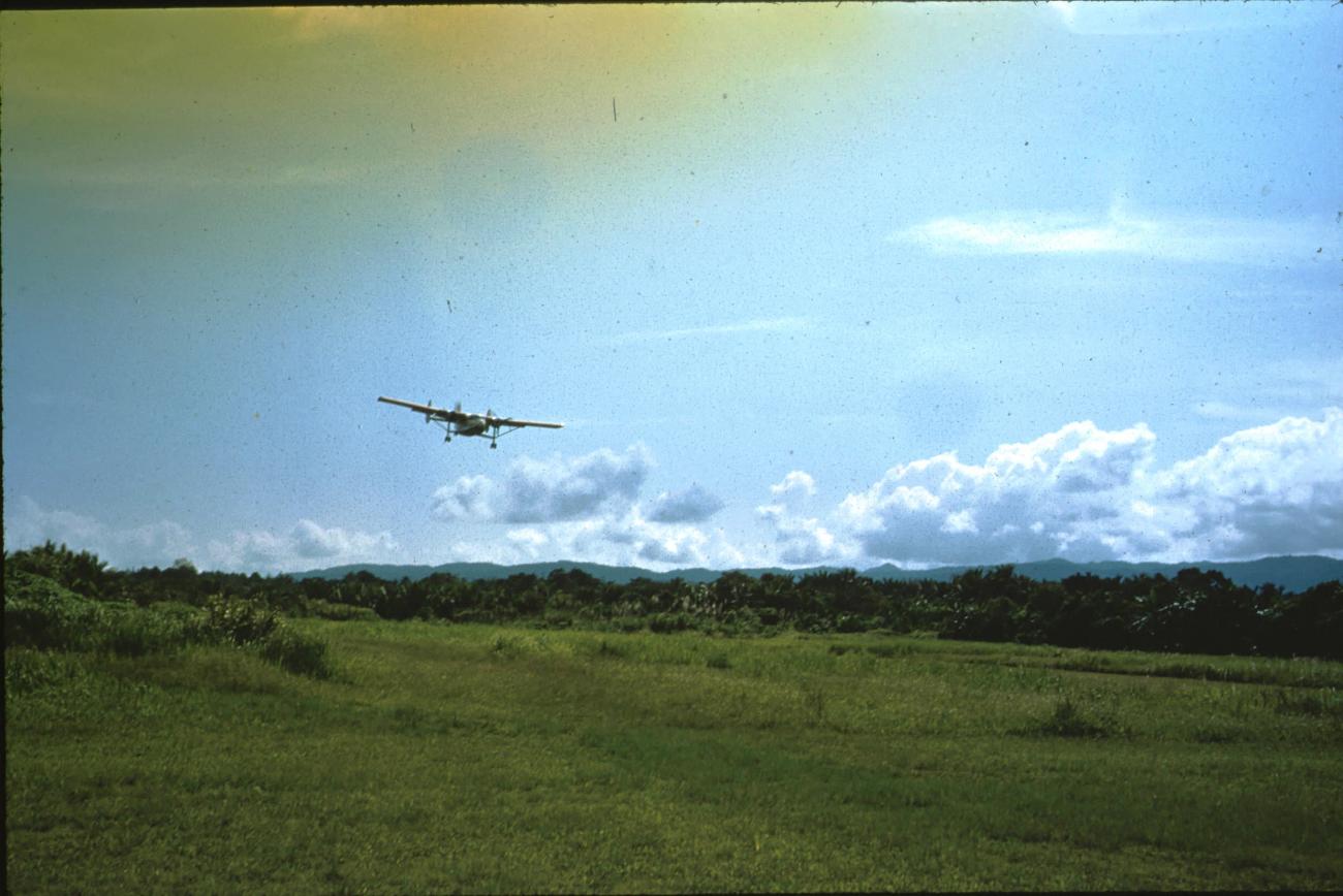 BD/171/1529 -
Vliegtuig boven landingsplaats.