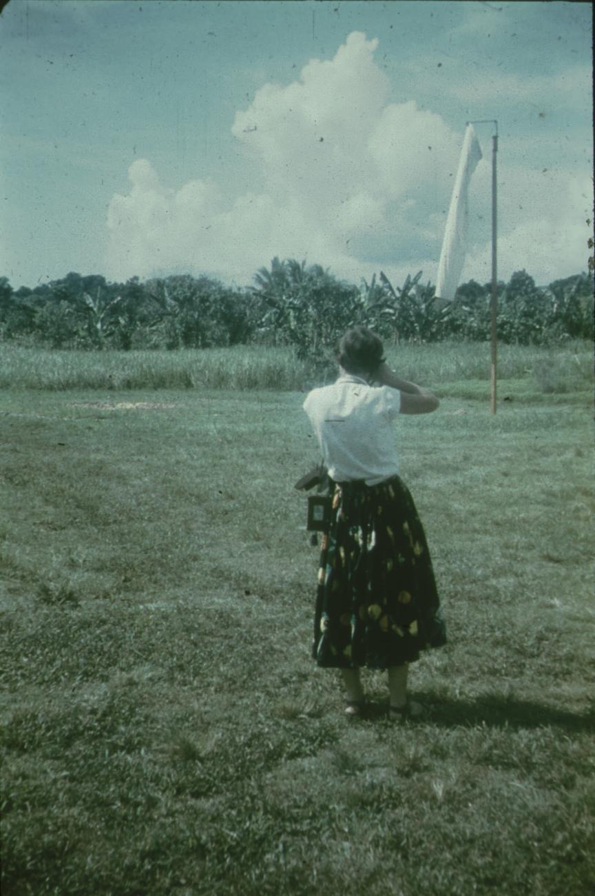 BD/171/1532 -
Westerse vrouw fotografeert op landingsplaats.