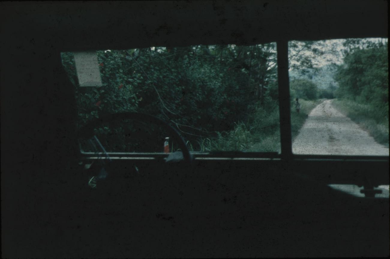 BD/171/1545 -
Foto van weg vanuit auto.