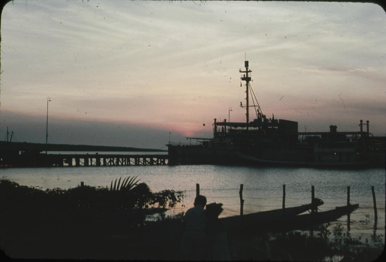 BD/171/1562 -
Haven bij avond, o.m. schip.