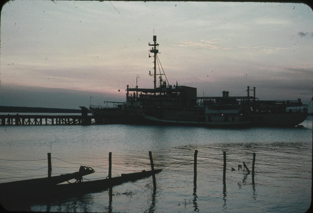 BD/171/1563 -
Haven bij avond, o.m. schip.