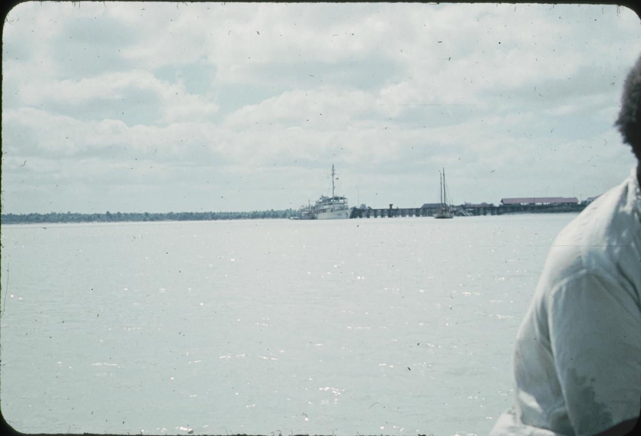 BD/171/1570 -
Foto vanaf boot van schip aan aanlegsteiger.