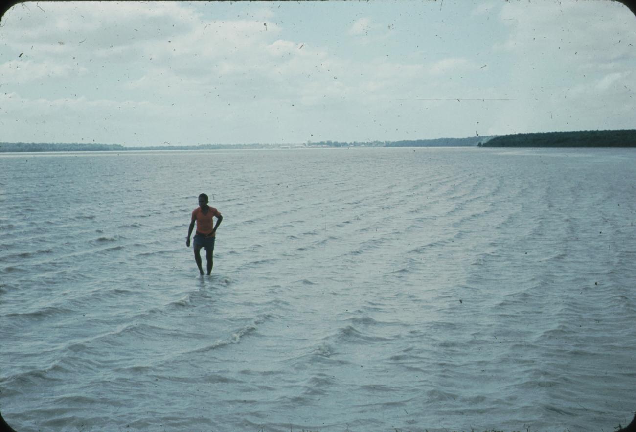 BD/171/1574 -
Man waadt door water.