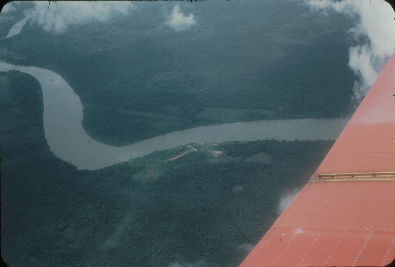 BD/171/1599 -
Luchtfoto met meanderende rivier.