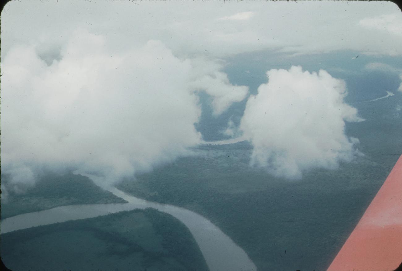 BD/171/1600 -
Luchtfoto met meanderende rivier.