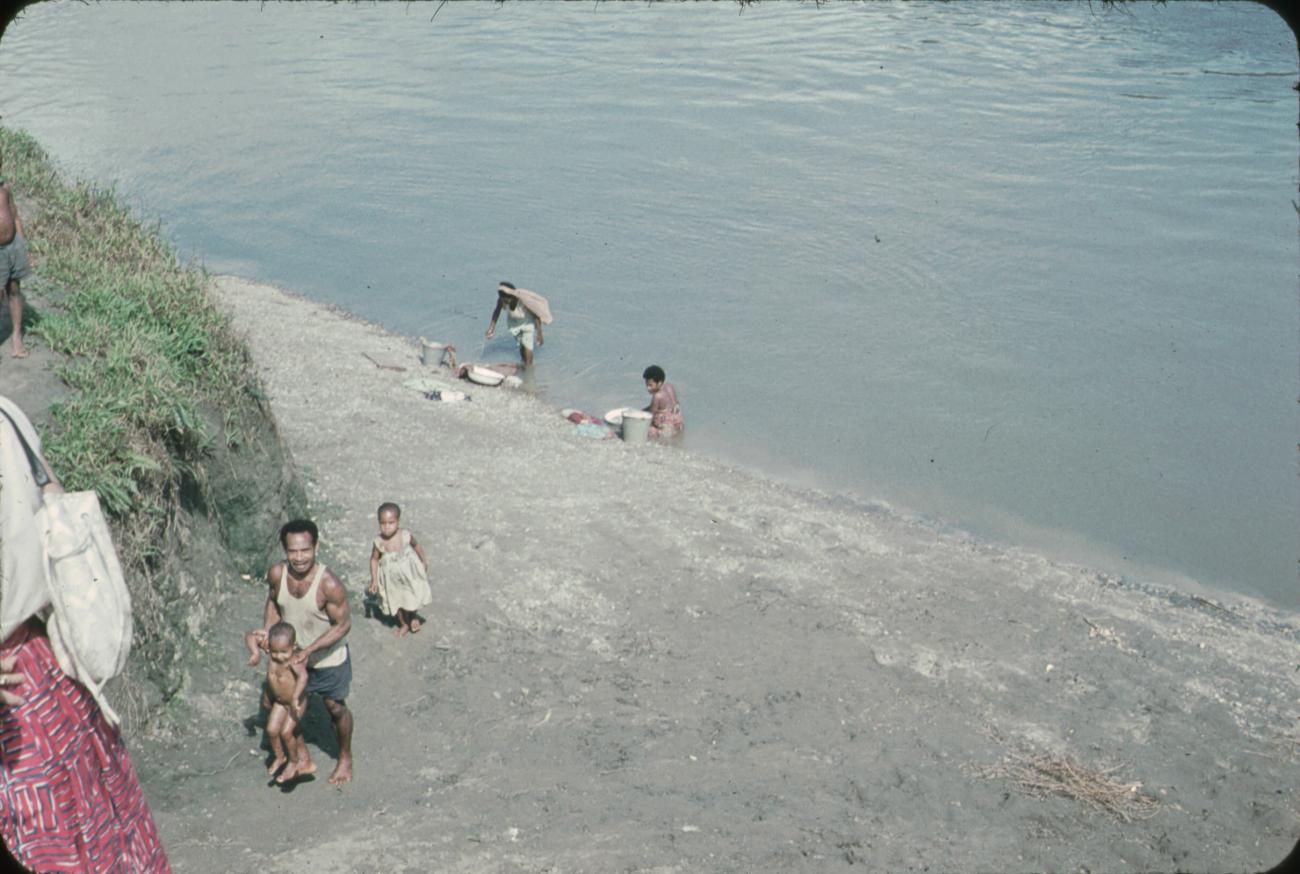 BD/171/1612 -
Man en kinderen bij water