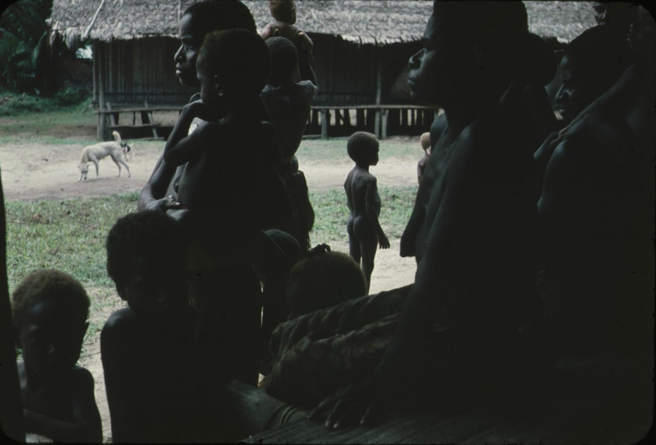BD/171/1667 -
Man, vrouw, kinderen bij huis