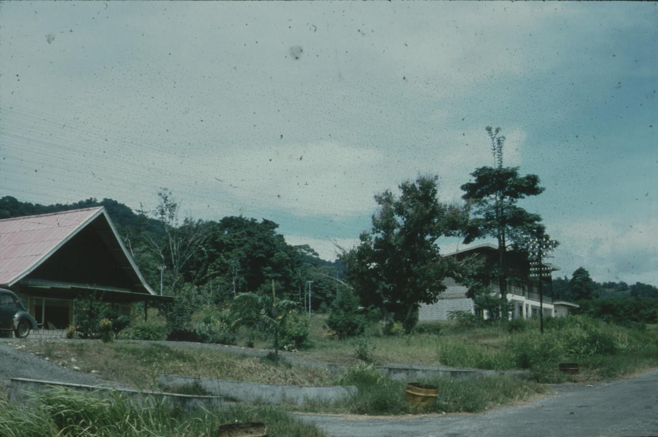 BD/171/1703 -
Huis met auto liggend aan een weg