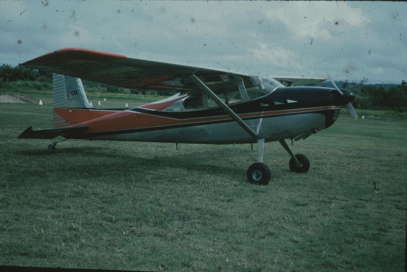 BD/171/1745 -
Klein vliegtuig op vliegveld