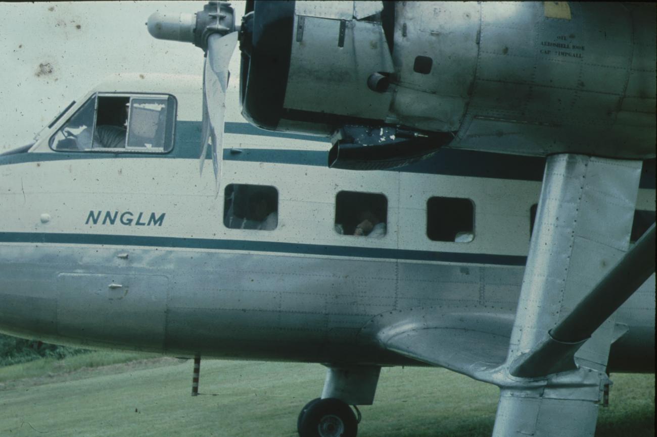 BD/171/1746 -
Vliegtuig NNGLM op vliegveld