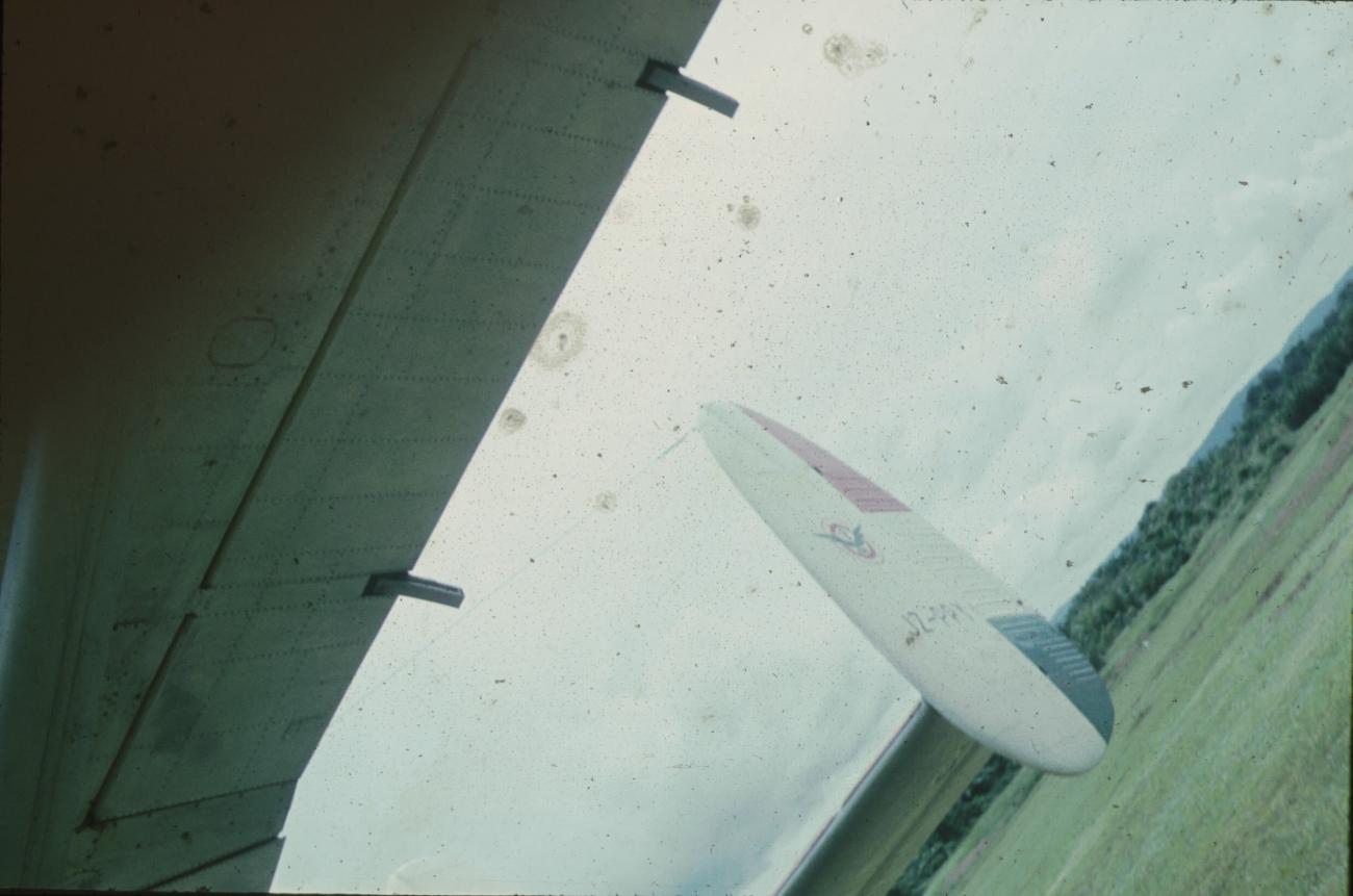BD/171/1748 -
Luchtzak geeft windrichting aan op vlliegveld