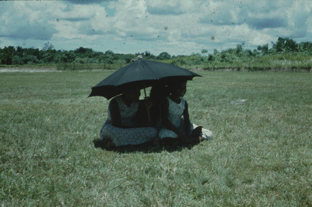 BD/171/1754 -
Vrouwen onder parasol