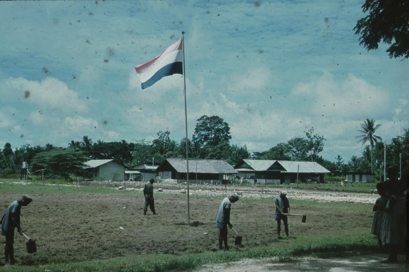 BD/171/1760 -
Mensen zijn land aan het bewerken