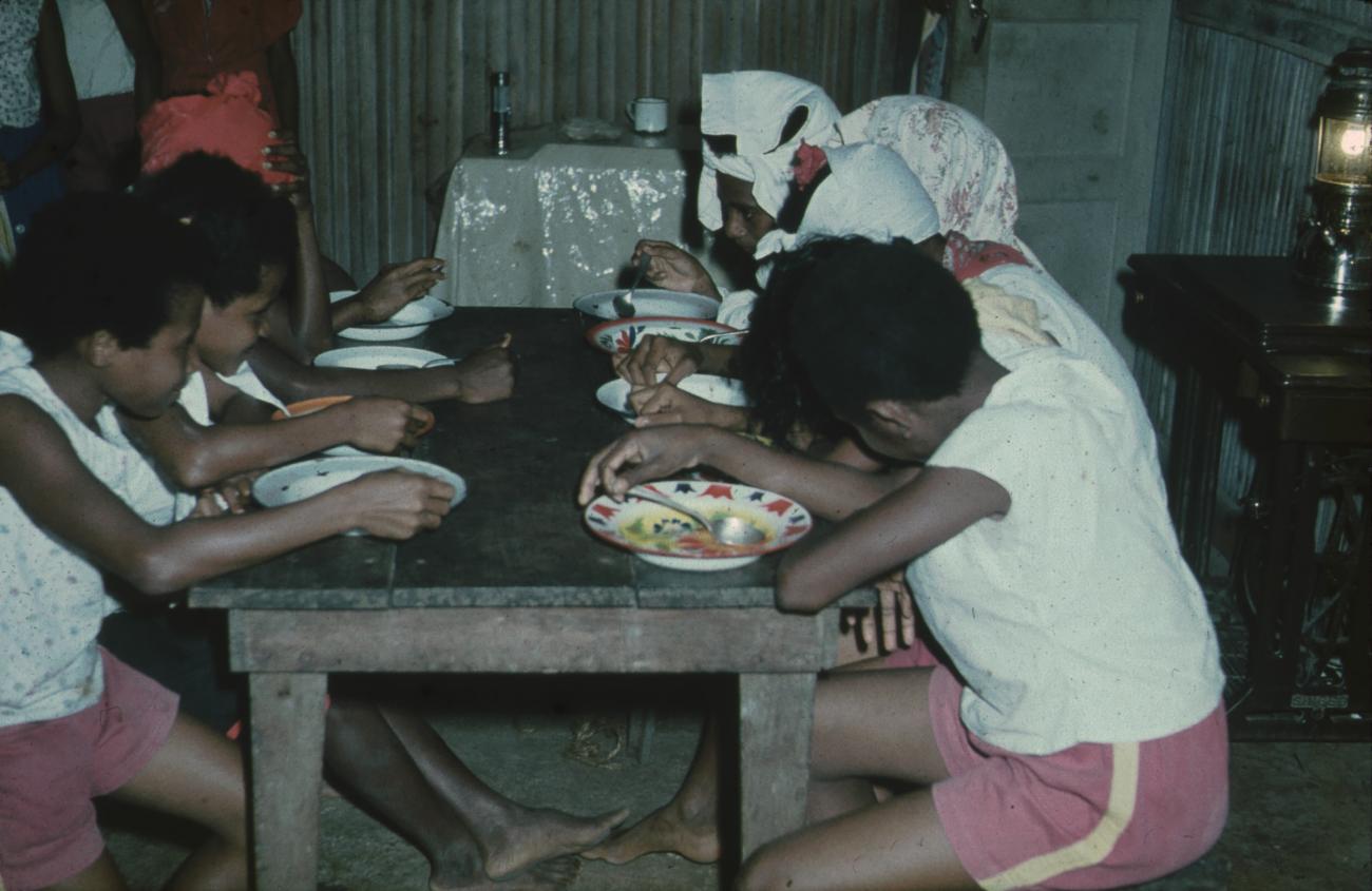 BD/171/1762 -
Kinderen aan het eten aan tafel