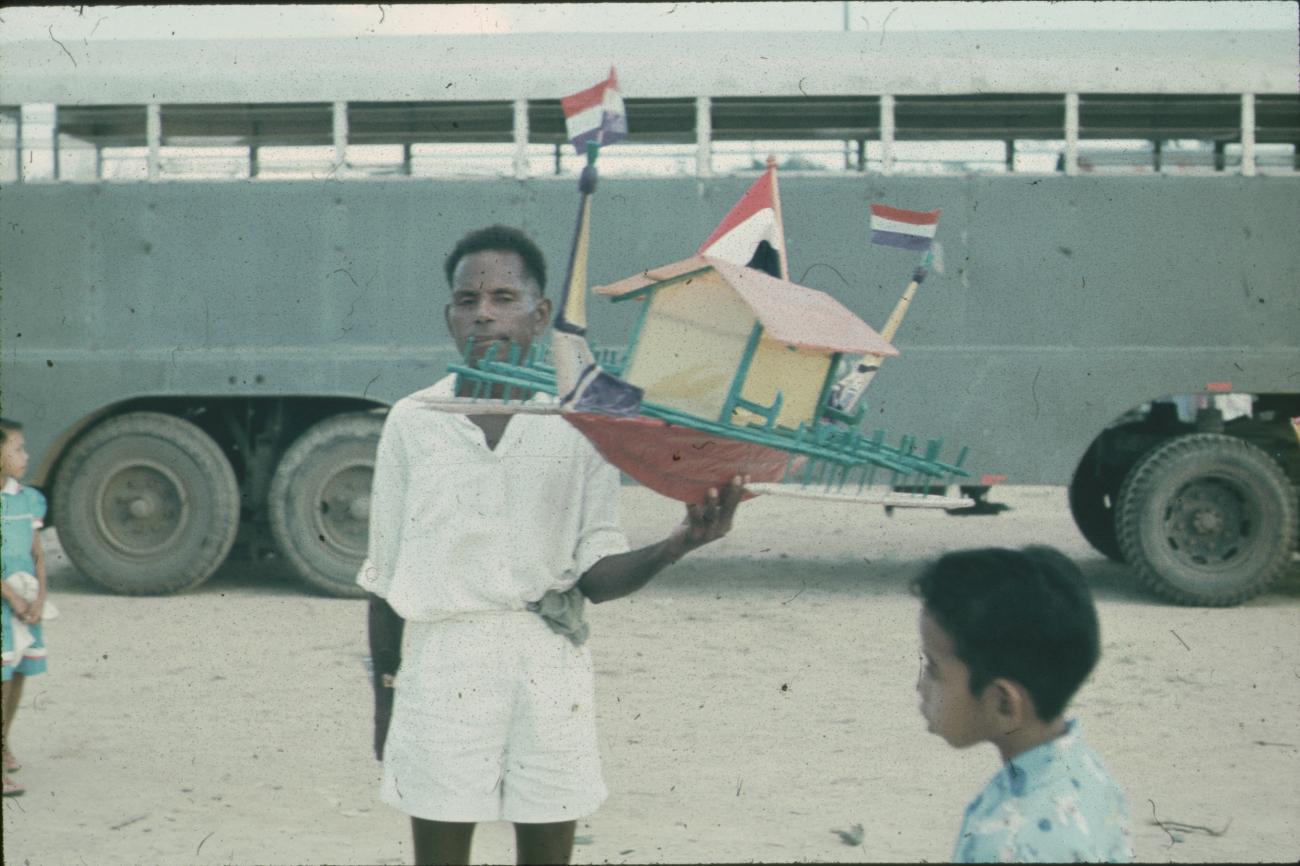 BD/171/628 -
Koninginnendag, man met versiering.