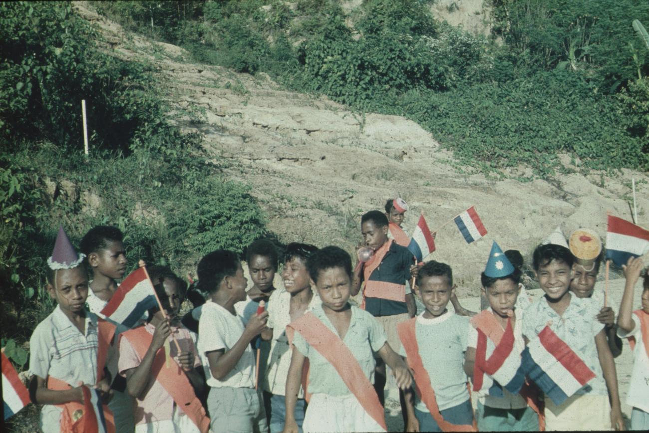 BD/171/661 -
Koninginnendag, schoolkinderen met mutsen en vlaggetjes.