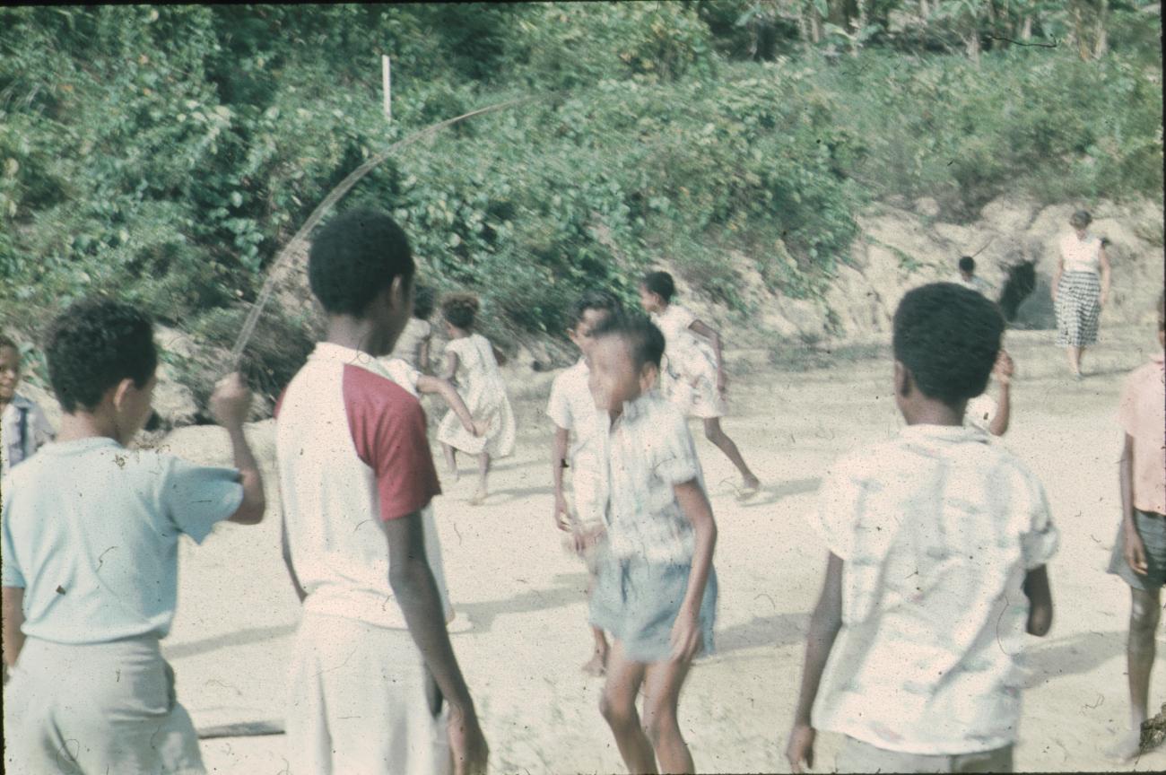 BD/171/674 -
Schoolkinderen aan het spelen.
