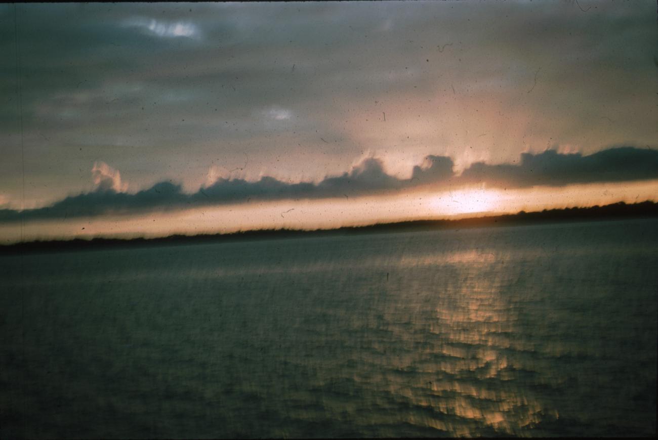 BD/171/677 -
Foto kust bij zonsondergang vanaf schip.