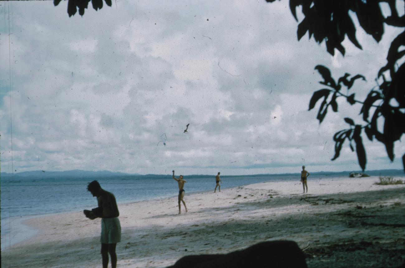BD/171/682 -
Mannen aan het strand.