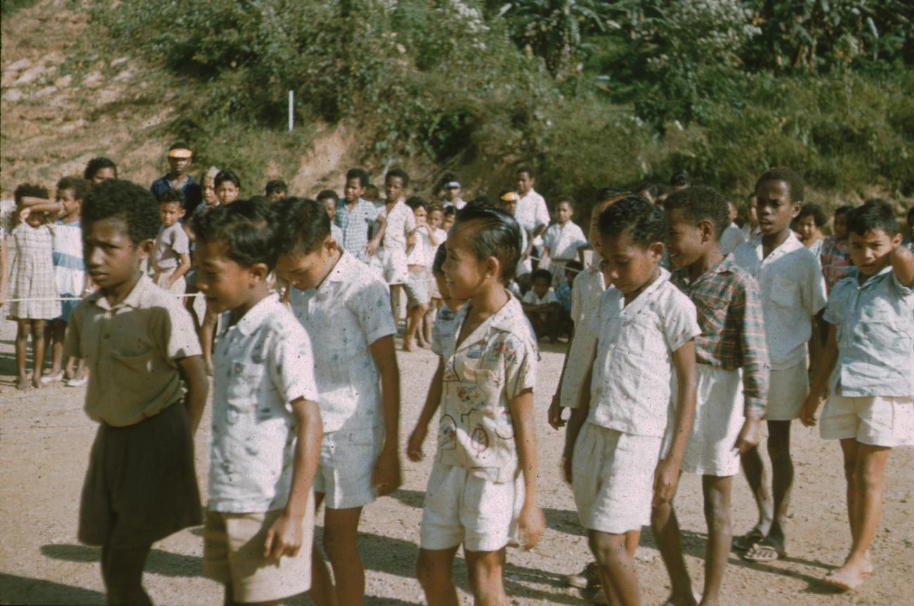 BD/171/696 -
Kinderen buiten school