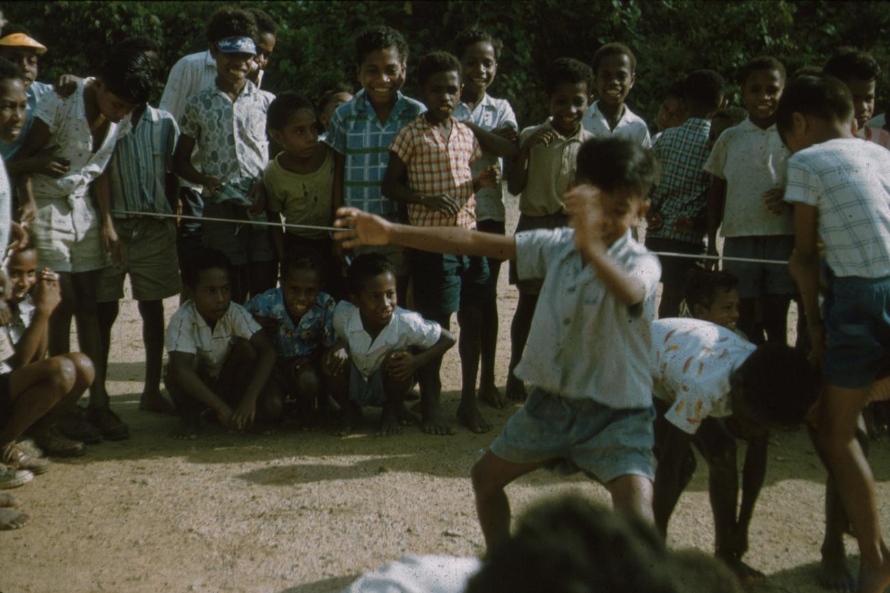 BD/171/699 -
Kinderen aan het spelen