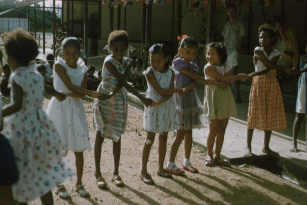 BD/171/700 -
Meisjes aan het spelen op school