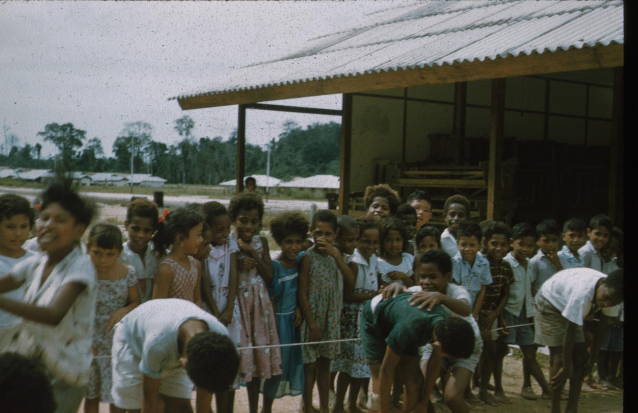 BD/171/709 -
Kinderen aan het spelen