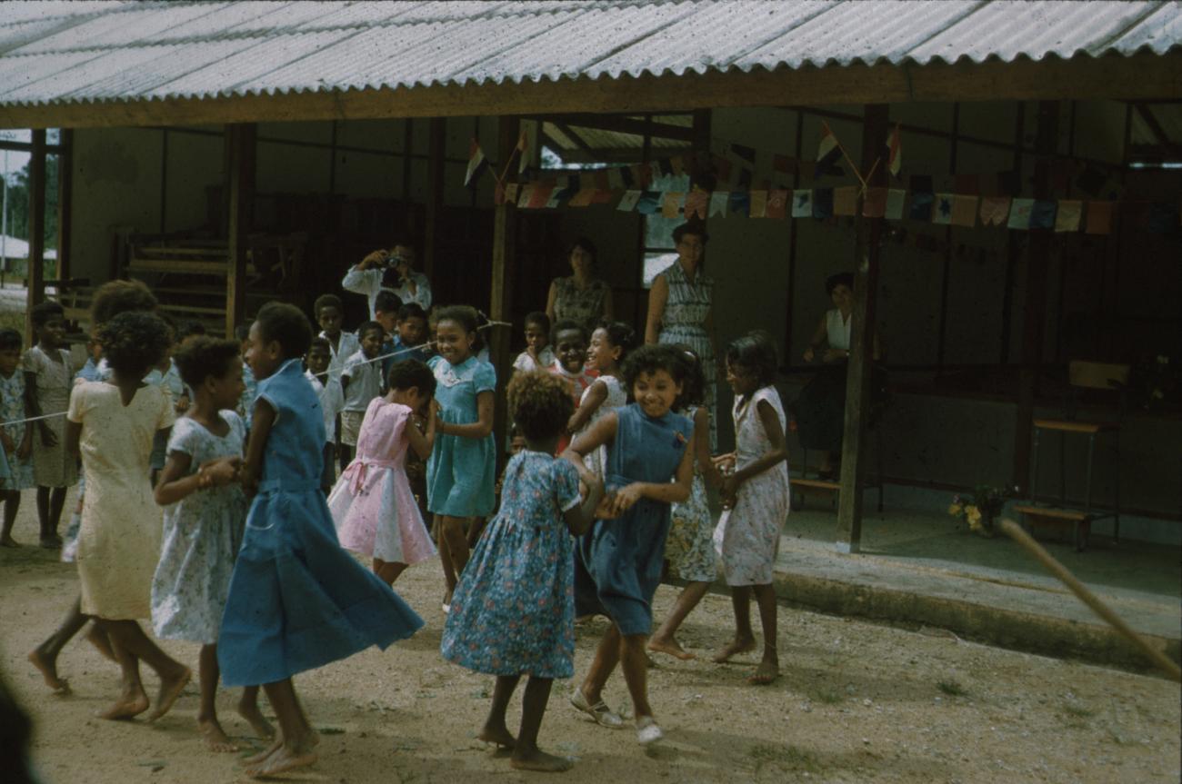BD/171/710 -
Meisjes aan het dansen op school
