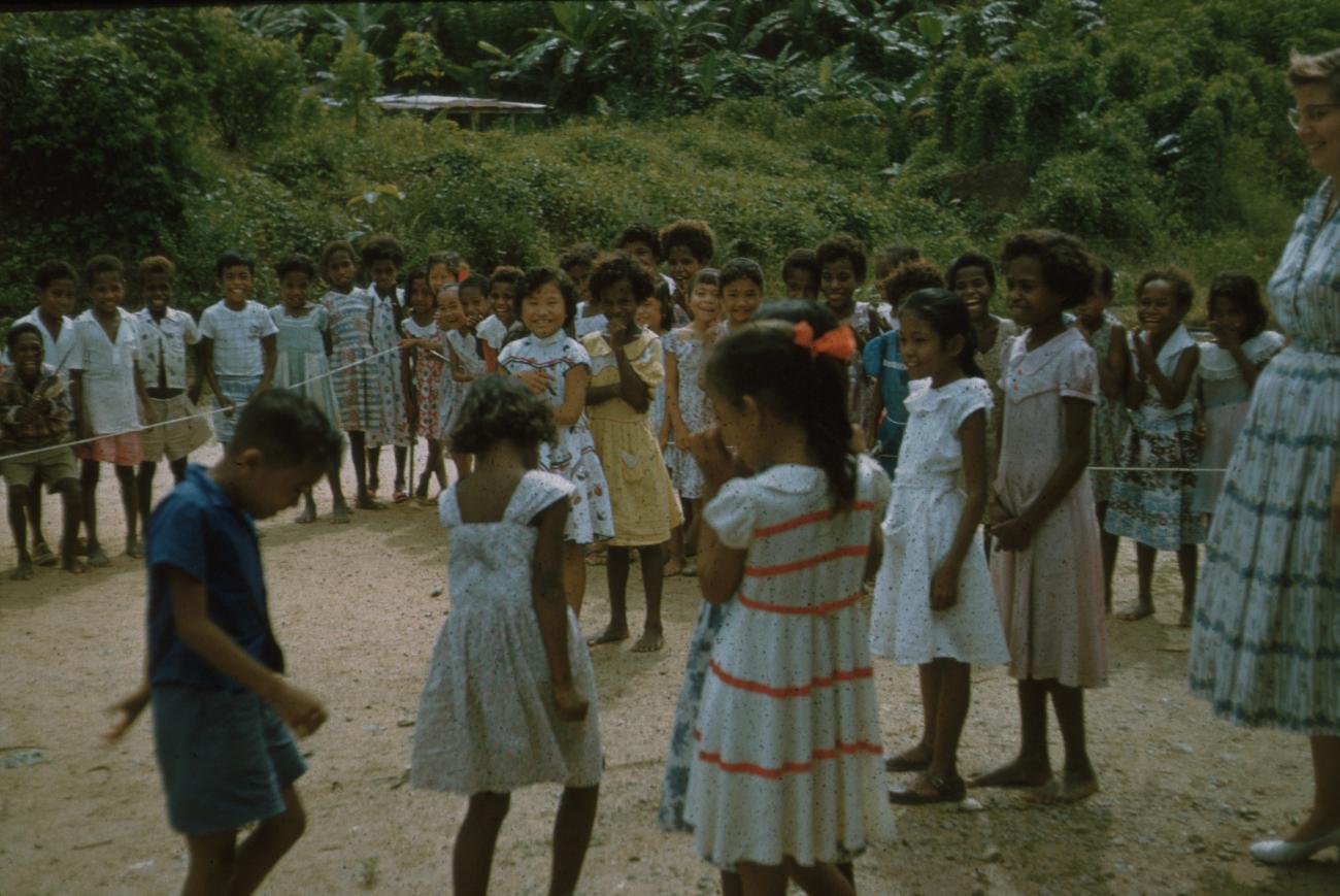 BD/171/713 -
Kinderen aan het spelen op school