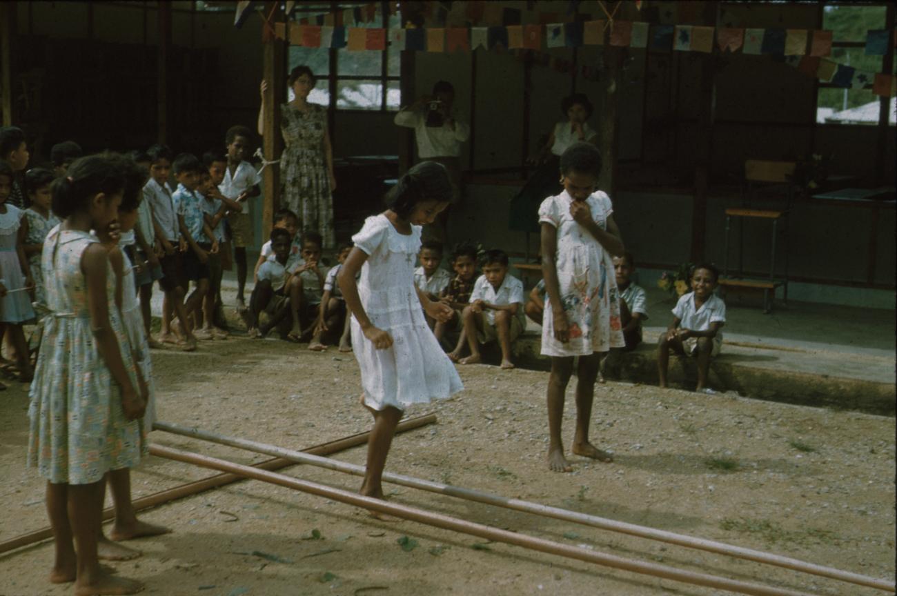 BD/171/716 -
Kinderen doen een oefening op school