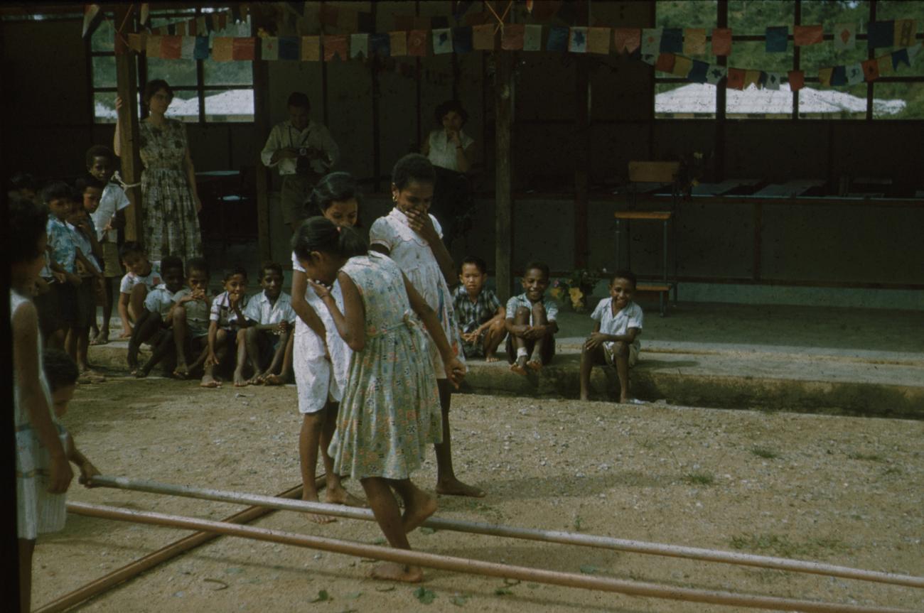 BD/171/717 -
Kinderen doen een oefening op school